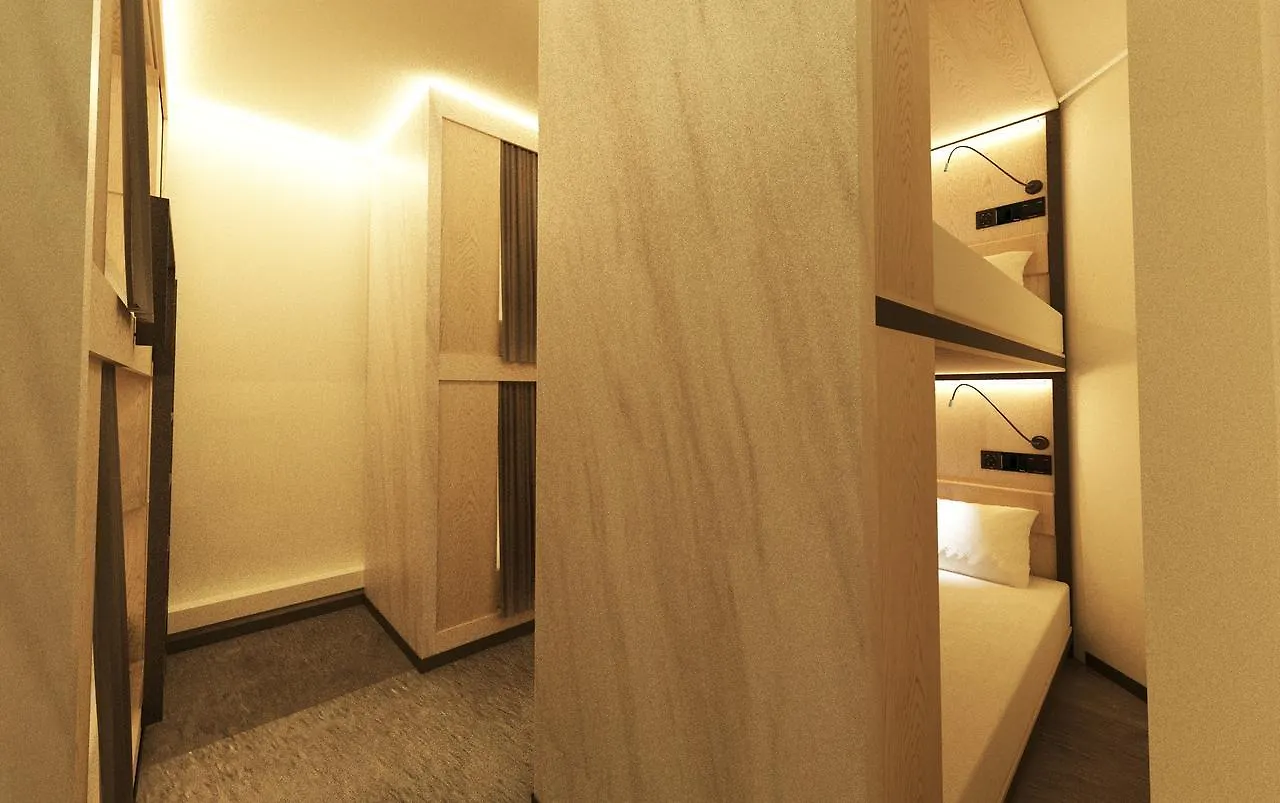 Bond Boutique Capsule Hotel @ Bugis Singapur
